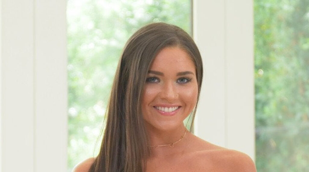Who Is Zoe Bloom? Biography, Age, Career, Height & Net Worth