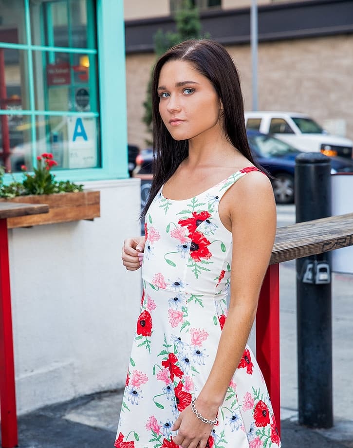 Who Is Zoe Bloom? Biography, Age, Career, Height & Net Worth