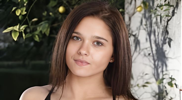 Who Is Zoe Bloom? Biography, Age, Career, Height & Net Worth